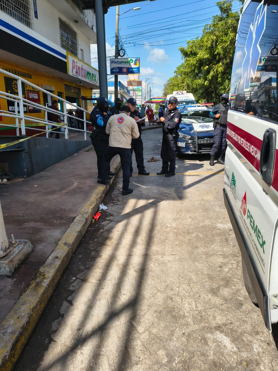XEVATabasco's tweet photo. 📍#Villahermosa | Parámedicos del #IPCET acudieron a valorar a una persona en situación de calle sobre la Avenida Ruiz Cortines, #Centro.
Al arribar al lugar, localizaron a un #masculino de aproximadamente 60 a 65 años de edad debajo de un puente peatonal. Tras la valoración correspondiente, se confirmó la ausencia de signos vitales.
Fuente/Fotos: IPCET