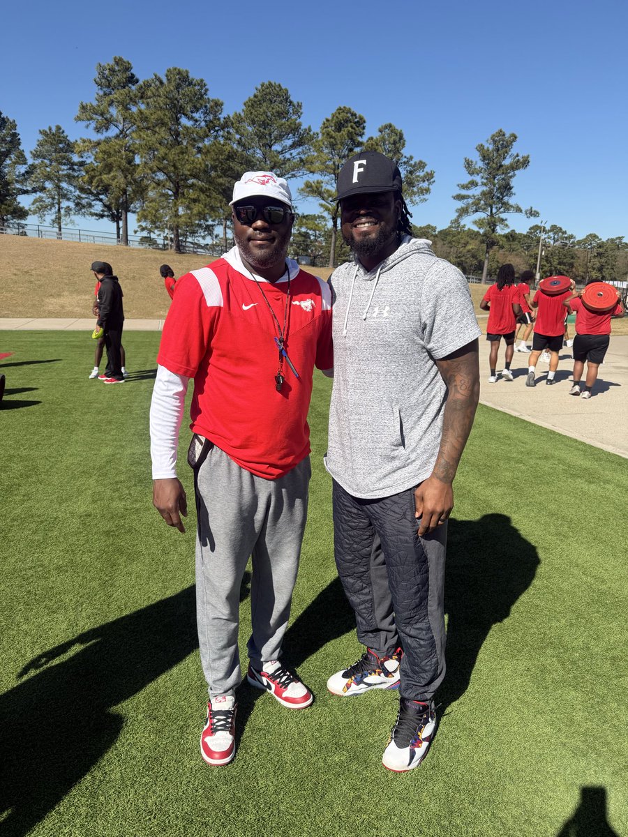 Coach_QuestHuff's tweet photo. Always grateful for the opportunity to learn from some of the best coaches HS football has to offer at one of the best football program in the NATION‼️
#EastsideConnection 🤝🏿
#GoGetIt
#FTB
🗣️Huff Talk https://t.co/dxFLD50R29