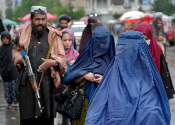 Je récapitule.
En Afghanistan, une femme :
N'a pas le droit de sortir seule.
N'a pas le droit d'aller à l'école au-delà de 12 ans.
N'a pas le droit de parler aux hommes.
N'a pas le droit de rester devant une fenêtre.
N'a pas le droit de travailler.
Et depuis hier, n'a pas le