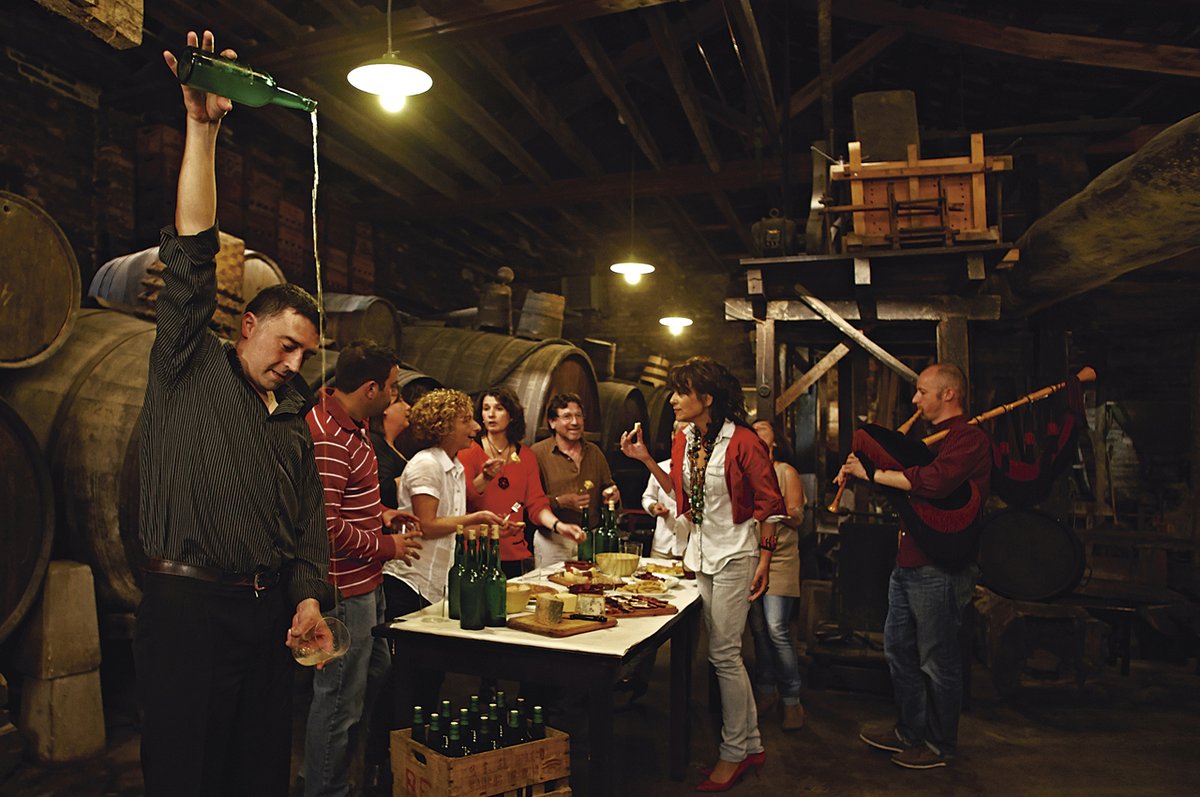 🍏 ¿Sabes lo que es 𝘂𝗻𝗮 𝗲𝘀𝗽𝗶𝗰𝗵𝗮 en Asturias? Una espicha es una fiesta/comida tradicional asturiana que se hace normalmente en un llagar, una sidrería o una finca, donde se bebe sidra (muchas veces directamente del tonel) y se comparte comida típica en un ambiente