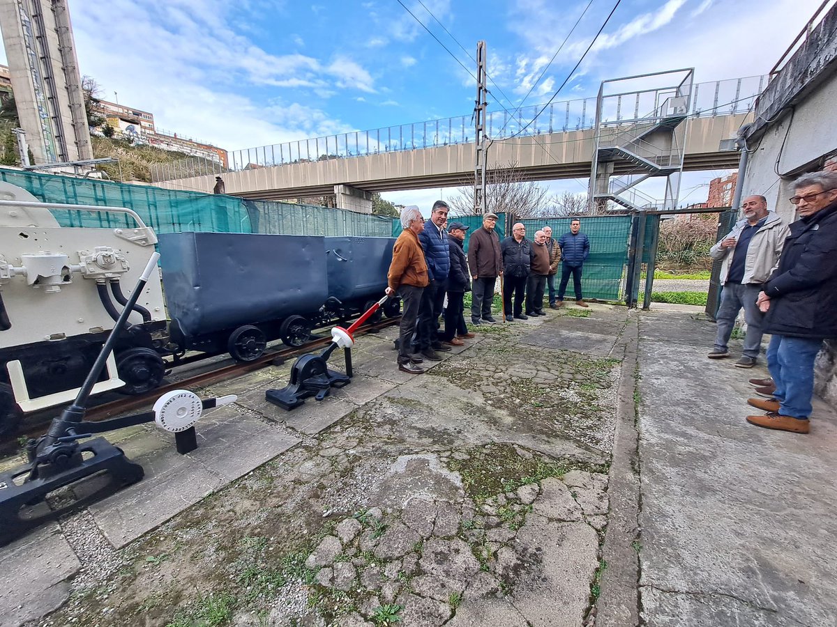 ACAFCantabria's tweet photo. Presentamos el nuevo patio minero con el material restaurado con la ayuda de la Dirección General de Cultura y Patrimonio Histórico de la Consejería de Cultura, Turismo y Deporte, del Gobierno de Cantabria. 
Junto a él se muestra la colección de marmitas ferroviarias y diploris. https://t.co/DYJ0edg7Ja