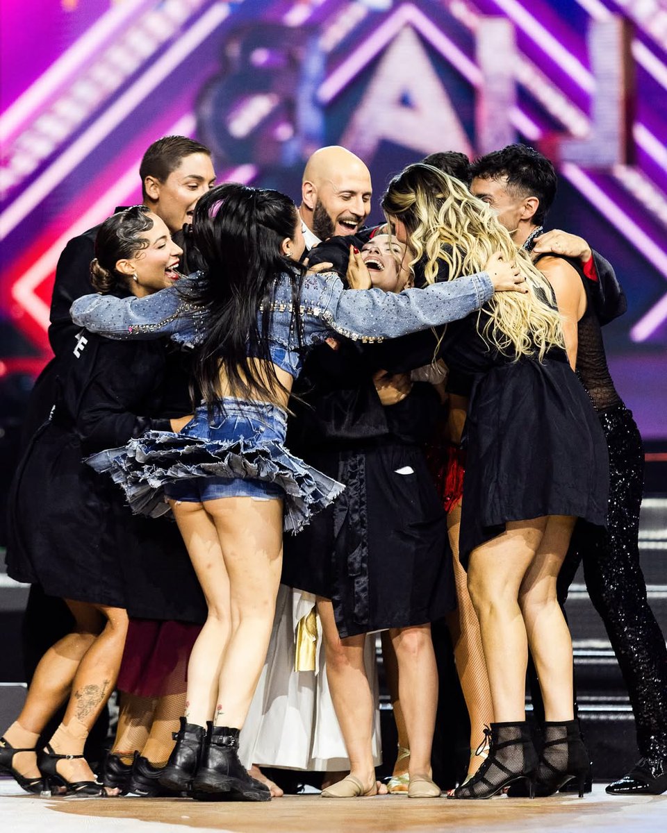 gabs24__'s tweet photo. lo que más destaco de esta temporada es el compañerismo que hubo, dudo que se dé así en la t2 hasta la faloon saltó cuando nombraron a la skar ajaja 🥹🤍 #FiebreDeBaileCHV #FinalFiebreDeBaile 
@Skar_merenguito https://t.co/5lQTOUNfhR