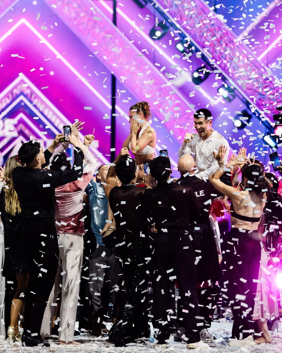 gabs24__'s tweet photo. lo que más destaco de esta temporada es el compañerismo que hubo, dudo que se dé así en la t2 hasta la faloon saltó cuando nombraron a la skar ajaja 🥹🤍 #FiebreDeBaileCHV #FinalFiebreDeBaile 
@Skar_merenguito https://t.co/5lQTOUNfhR