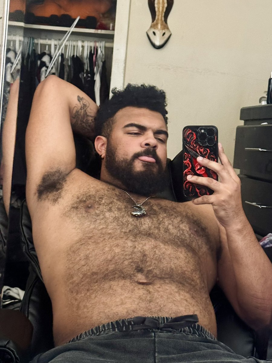 lazy mornin’ 😪🖤