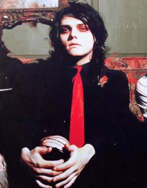 gorebugs's tweet image. the shadow makes it look like Gerard has red eyeshadow on from revenge oh my god Hello