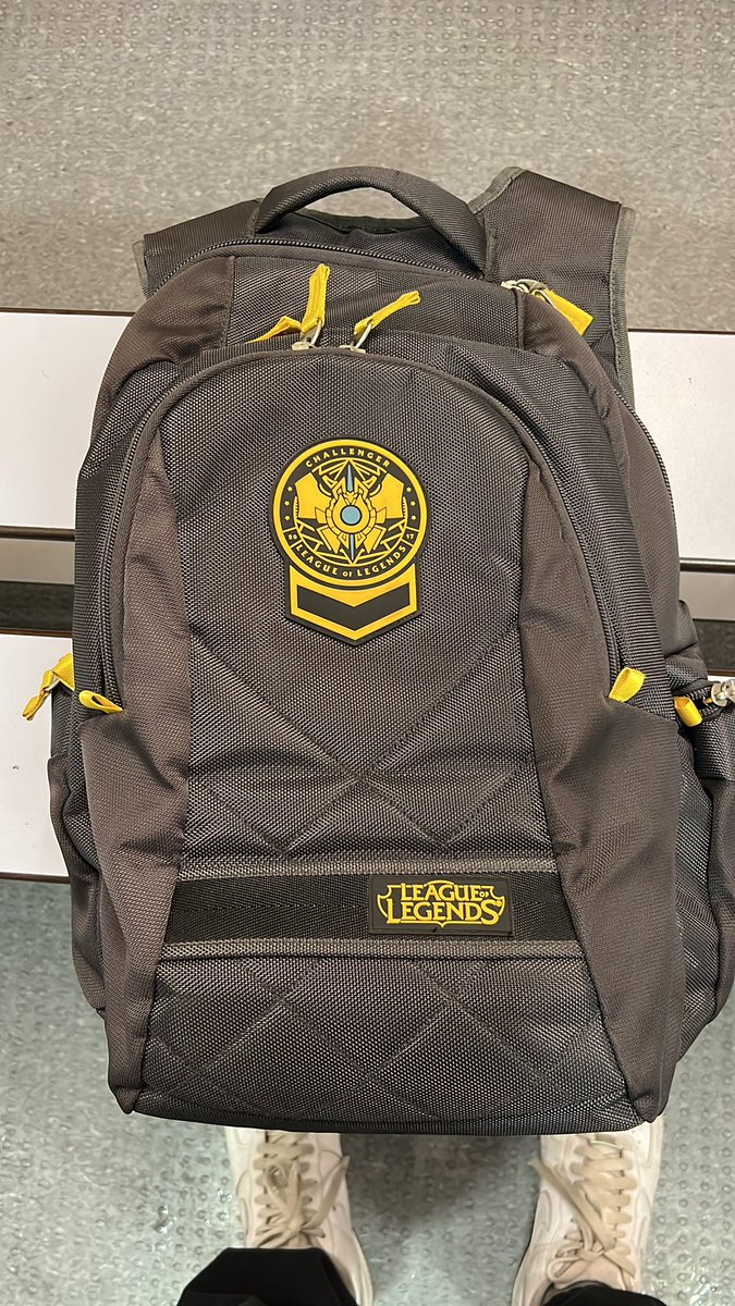 skipi24's tweet photo. venir al gimnasio con esta mochila de challenger en 2017 es aura farming o no https://t.co/vyahbHjGZP