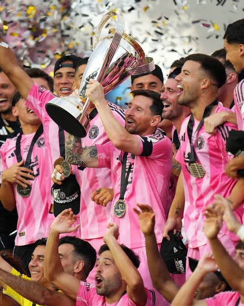 Top players Ronaldo is playing with at Al Nassr:

• Brozović
• Mané
• João Félix
• Durán
• Iñigo Martínez
• Coman

Yet… no major trophy.

But he’s crying because Al-Ittihad signed Benzema 😭

Meanwhile Lionel Messi went to the worst team in MLS, turned them into champions,