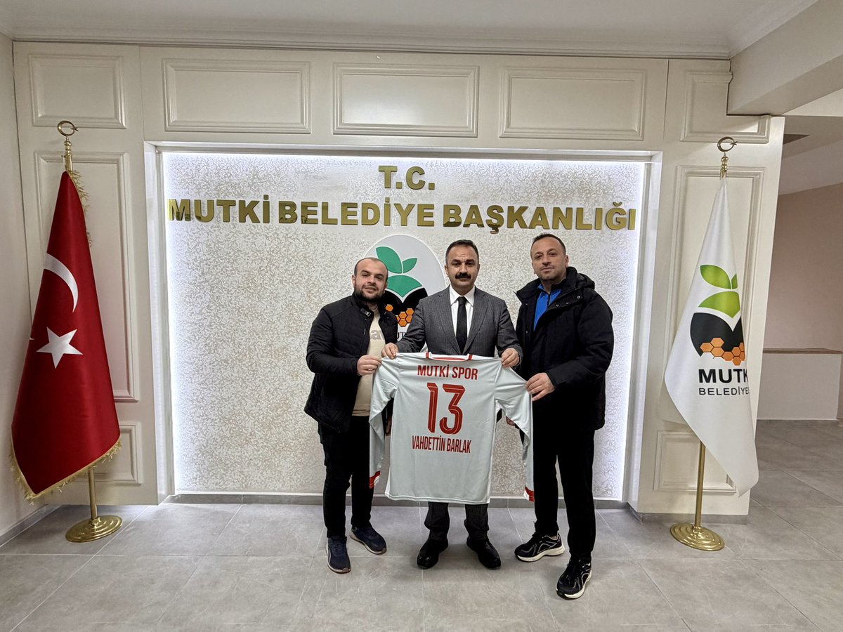 BarlakVahdettin's tweet photo. Bugün Mutki  Spor Kulübü yöneticilerinden;  Onur Oral ve Osman Düzyol kardeşlerimiz bizleri ziyaret ederek anlamlı bir forma hediyesinde bulunmuşlardır. 
Nazik ziyaretleri ve değerli hediyeleri için kendilerine teşekkür ediyorum. 

Takımımızın ilçemizi en iyi şekilde temsil etme yolundaki gayretlerini  takdir ediyor, bu yolda her zaman yanlarında olacağımızı bir kez daha ifade ediyorum.

Sporun ve gençliğin gelişimine verdikleri katkı için kendilerine üstün başarılar diliyorum.