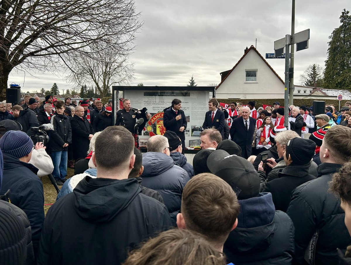 afs1968's tweet photo. Lovely service in Munich today &amp; made up to meet Alex Stepney who gave an awesome speech #FlowersofManchester #BusbyBabes 🌷🇾🇪 https://t.co/3XdzJlhn44