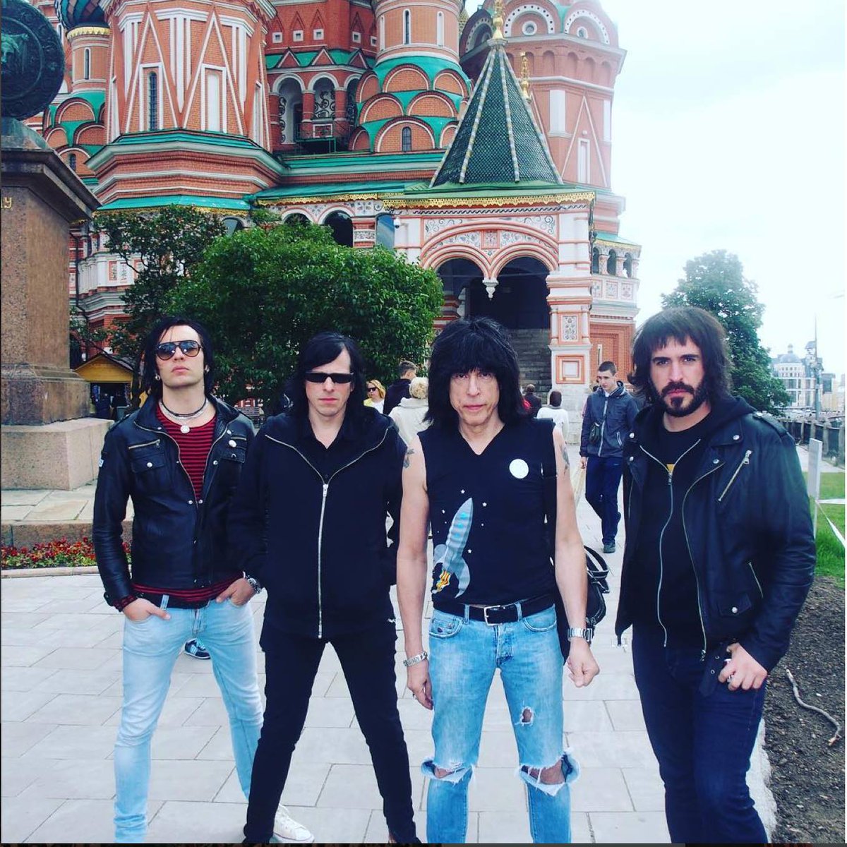KenStringfellow's tweet image. It's #BandcampFriday  today - would love any help as sales today really do assist me during my cancer treatment. Every bit helps! 

kenstringfellow.bandcamp.com 

photo: w Marky Ramone in Red Square, 10 years ago! 
Photo David Riu.