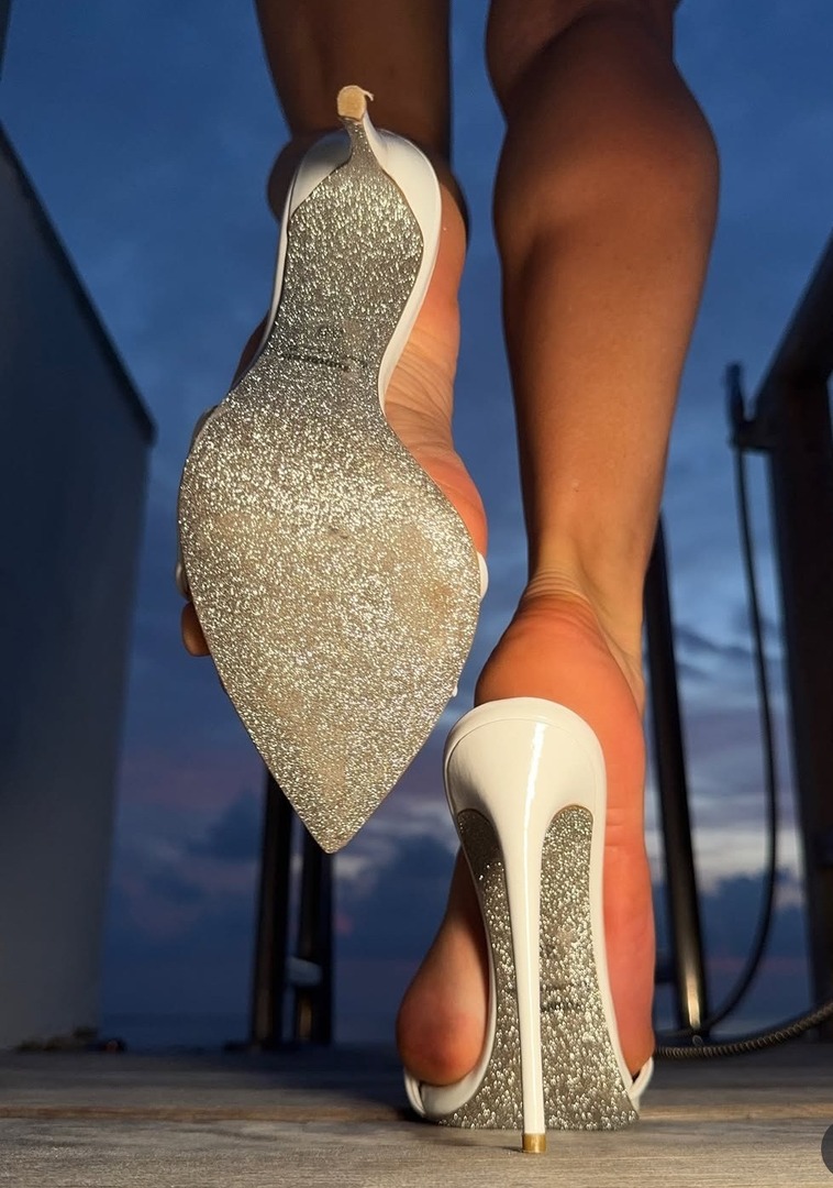 DaisyBrookside's tweet photo. Like and RT if you love these shoes #HighHeels #ShoeAddict #HeelsOfTheDay https://t.co/erL58RmbIL