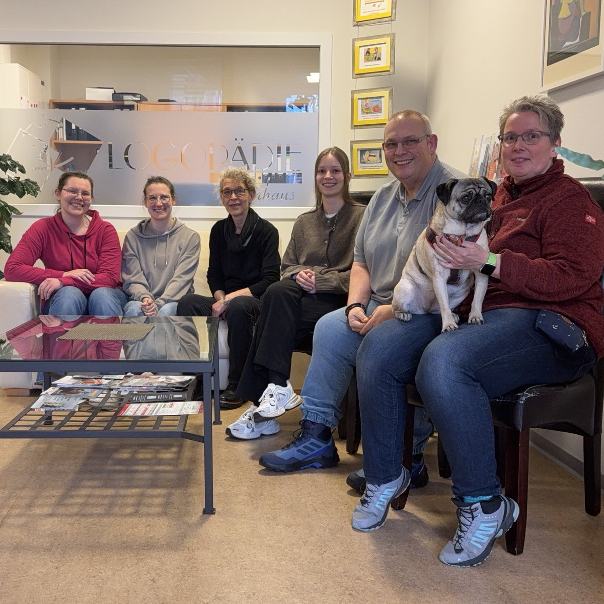Heute haben sich die Teams von Logopädie Neuenhaus und Na Logo! zu einem inspirierenden Treffen zusammengefunden.
Im Mittelpunkt standen Austausch, Vernetzung und die gemeinsame Frage, wie wir unsere Patient*innen noch besser unterstützen können.