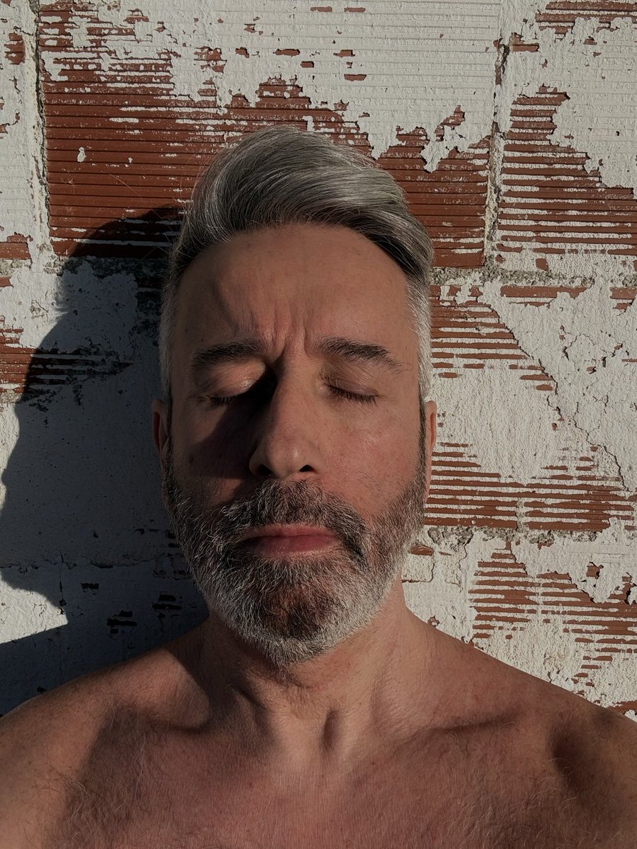 No ver, no oír, no hablar.
Escucho a mi corazón y grita una sola palabra: amor.