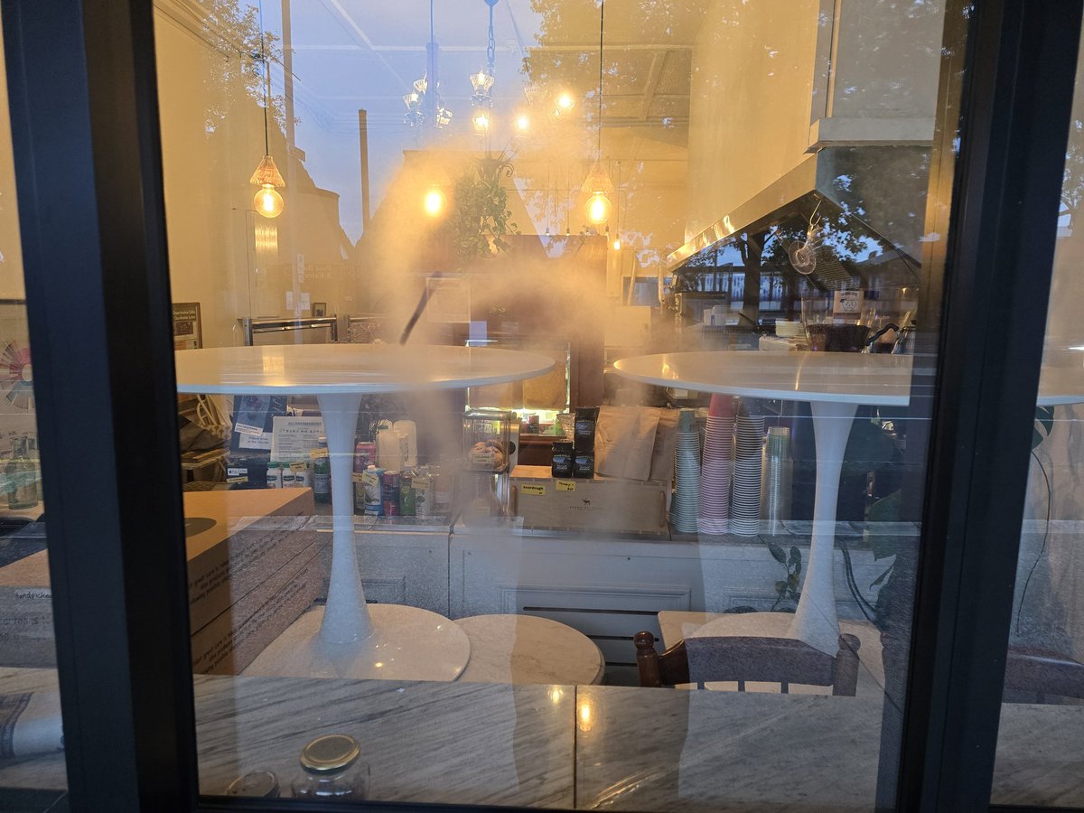 zipinsight's tweet image. 오늘은 또 어떤 놈이 향수를 스프레이 처럼 뿌리고 갔네요 

뭐 갱 표식인가?
Cctv 돌려봐야겠네요 ㅎ