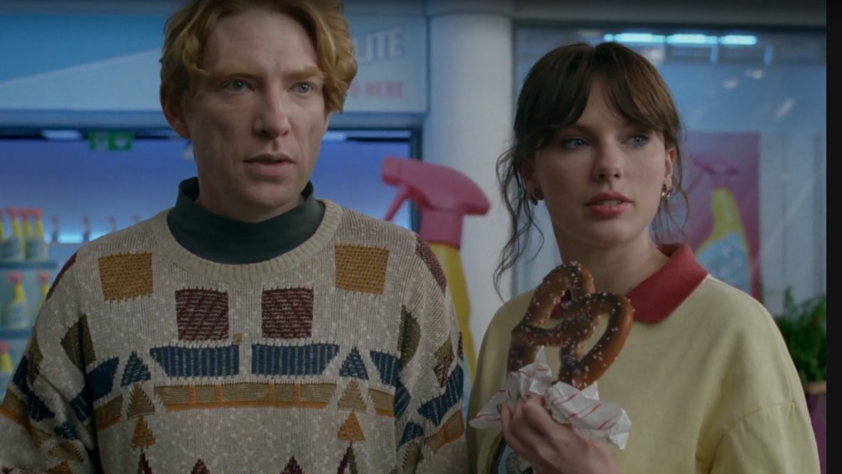 m4kebois's tweet image. amo taylor lorelai gilmore por cierto lo hermoso que le queda ese color de pelo increible