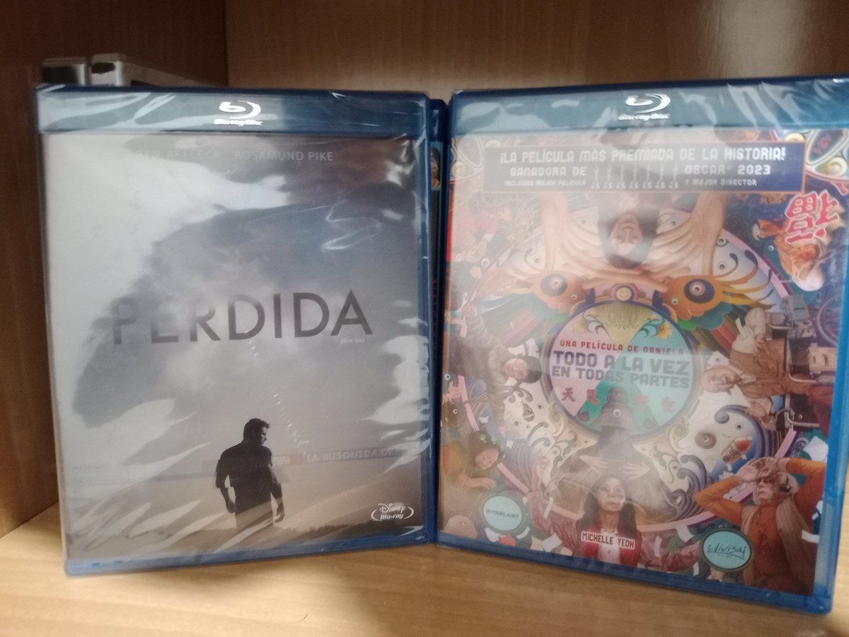 Las compras de este mes, una de mis películas favoritas de Ghibli, por supuesto que siguiendo con la colección de Hill y Spencer. Las fotos reflejan pero me atreví a comprar "todo a la vez en todas partes" sin haberla visto antes. Y la de Pérdida me encantó y la tenía que tener.