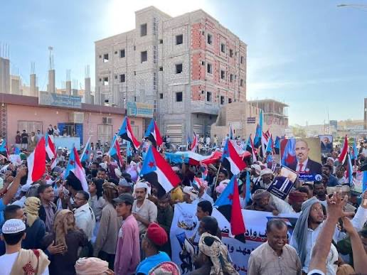 أثبتت الأحداث في الجنوب منذ ديسمبر 2025 
أن المجلس الانتقالي الجنوبي لم يعد مجرد مكوّن سياسي ضمن مشهد متعدد، بل تحوّل إلى حالة سياسية وشعبية جامعة.
لقد تجاوز مرحلة التنافس التقليدي، وأصبح حاضرًا في عمق الشارع الجنوبي، مستندًا إلى قاعدة شعبية اتسعت وتضاعفت بشكل لافت.
كل محاولات