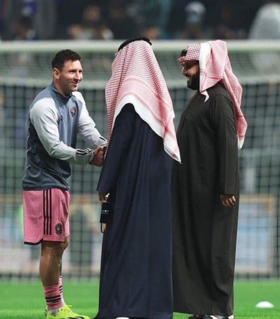 “Please, come and save Al Nassr. The Podcaster has gone on strike, it’s time for you to step in.” 😅