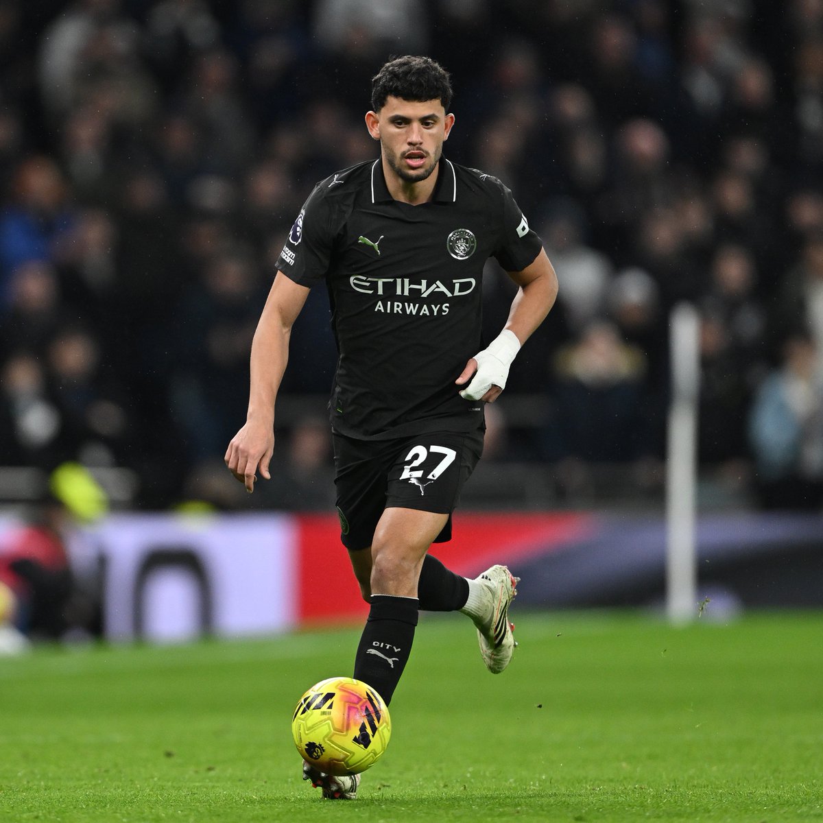 City_Xtra's tweet photo. Matheus Nunes on becoming #ManCity's right-back: "A difficult transition, especially because it wasn't like I've done both positions, it was just suddenly changing.

"I had to go through a difficult period getting used to everything, because I feel everything is different. Feeling confident in the position, also WANTING to be in that position - which in the beginning, I'm going to be honest, I didn't want to be! But it's a responsibility you have to take, and in the best way, knowing someone is putting trust in you for a good reason. It's never for a bad reason! If you take it badly, you don't perform well.

"After a while, I started to take it in a good way. Now I'm more than used to it, I feel it's my position... I can play different positions; winger, midfielder, right-back. I can play anywhere - this just makes you more complete..." [via @ManCity]