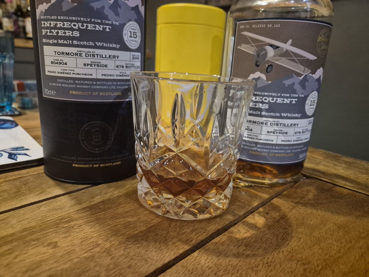 SmartSacks's tweet photo. Evening all... Apologies for the delay.. Needed to get son #2 to Badminton lesson.. Anyway.. Time to welcome the weekend in with this stonkingly good dram from #Infrequentflyers... "when the moon hits your eye, like a big pizza pie, that's Tomore"
Have a lovely weekend 🎉🎉🎉🥃 https://t.co/eiBwkHqxCm