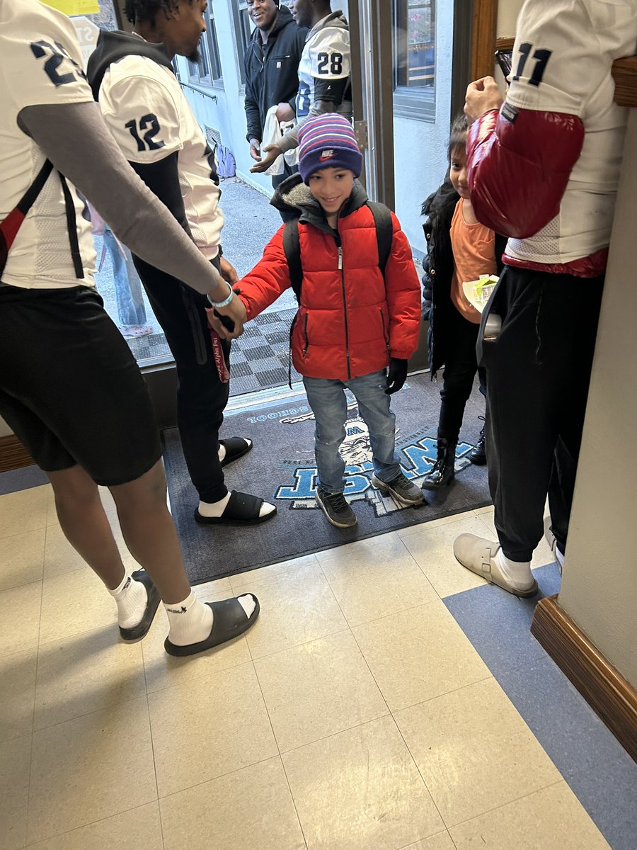 GoBlueTigers's tweet image. Today was High-Five Friday at West Elementary &amp;amp; Pioneer Elementary! #DAT #glvcfb @LUMO_FB