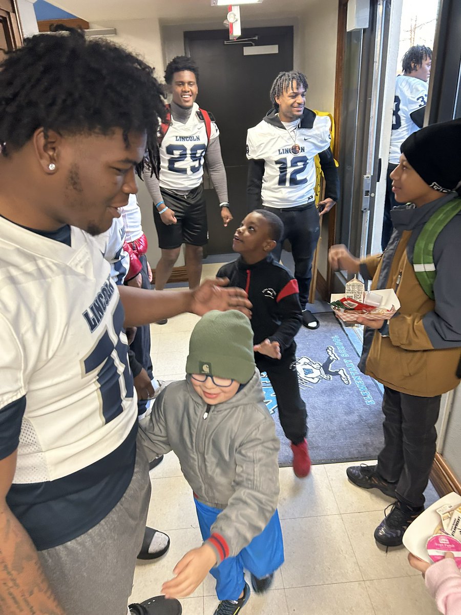 GoBlueTigers's tweet image. Today was High-Five Friday at West Elementary &amp;amp; Pioneer Elementary! #DAT #glvcfb @LUMO_FB