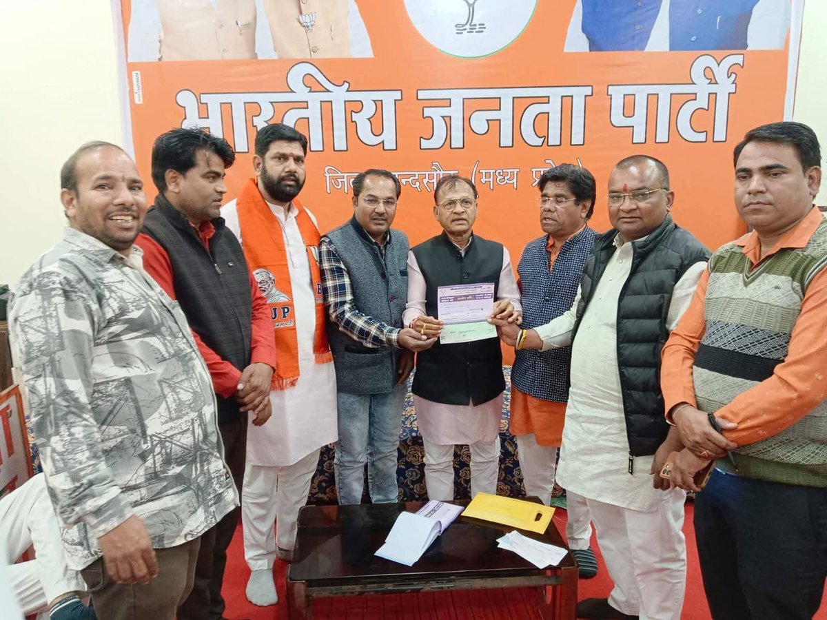 himmat_dangi's tweet photo. मन्दसौर भारतीय जनता पार्टी जिला अध्यक्ष श्री राजेश दीक्षित जी के निर्देशानुसार भाजपा #दक्षिण_मंडल की #आजीवन_सहयोग_निधि (समर्पण निधि) को लेकर भाजपा कार्यालय पर आयोजित बैठक मे उपस्थित हुआ। @BJP4MP @Hkhandelwal1964 @RajeshDixitBjp @NitinNabin @ajayjamwalbjp @DrMohanYadav51 @PMOIndia https://t.co/h1kYdhHzgi