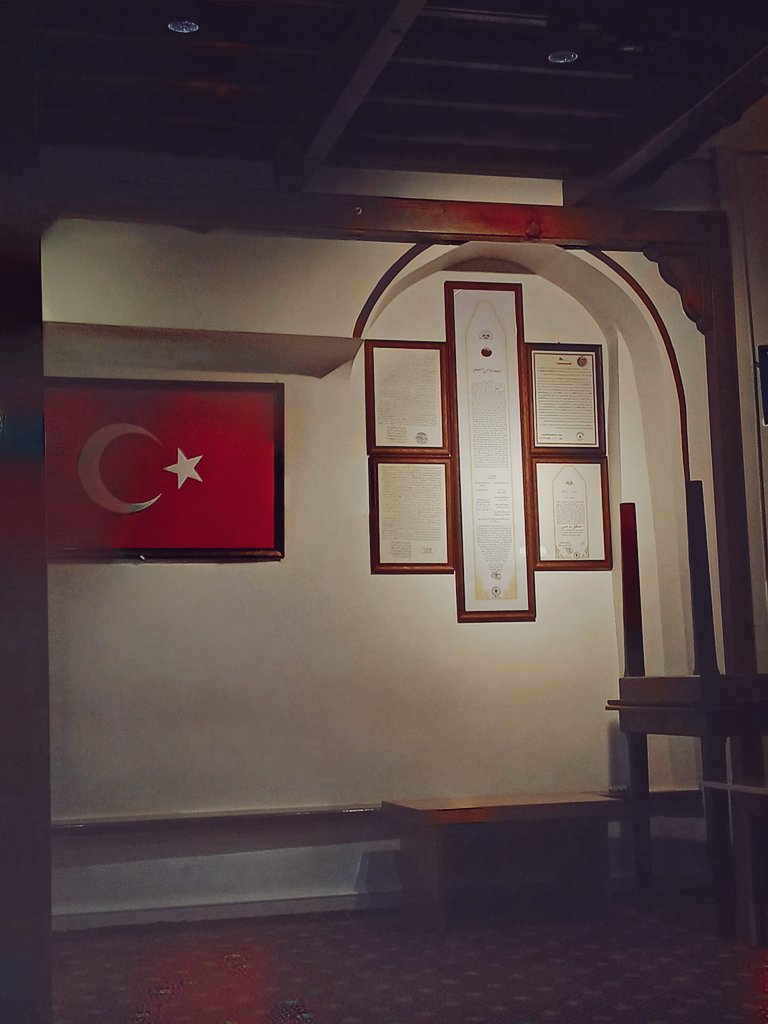 "Allah'ı öyle zikredin ki sizi görenler bunlar deli olmuş desinler" Sevdiğini delicesine sevmek sufiliğin damarında. Bırak derdini, tasanı, sıkıntını. Kalbinde sadece sevdiğinin sevdası ve O'nun zikri olsun. Her şey gider; sevdan, zikrettiğin kalır.
 Mustafa Özbağ