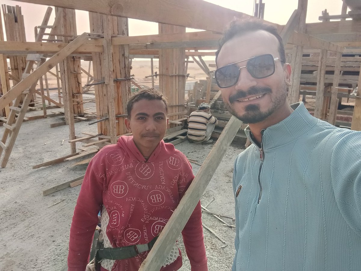 عشان بس انا وعدته اني هنزلها ع النت 
حمبوزو اصغر نجار لي الموقع