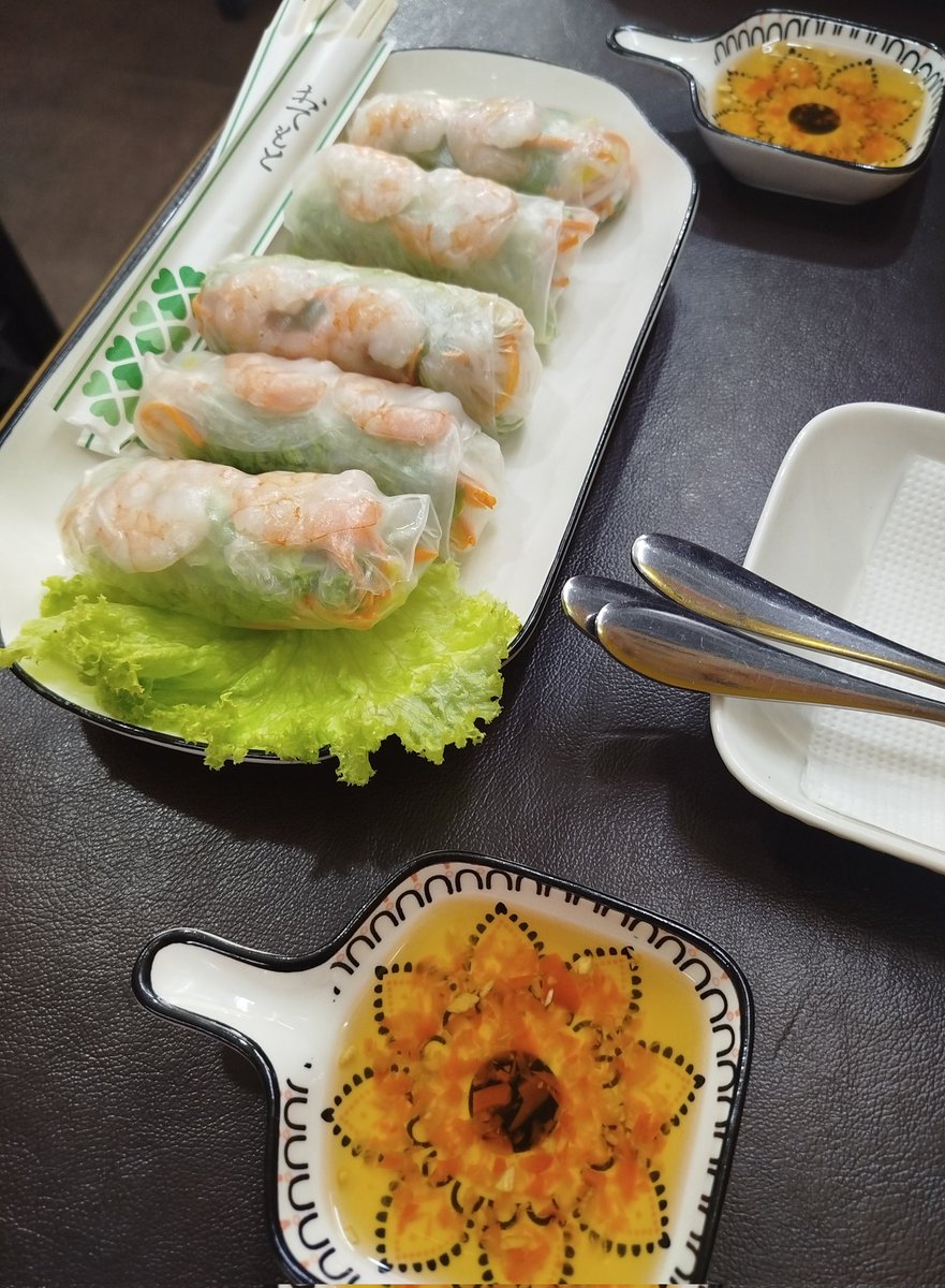 Ayer al fin probé el Pho y quedé encantada waaaaa. Quiero prepararlo pero el proceso del caldo es super largo así que me propongo hacer una cantidad grande y congelar ya que en casa soy la única que gusta de las sopas u3ù

Que rica es la comida vietnamita!