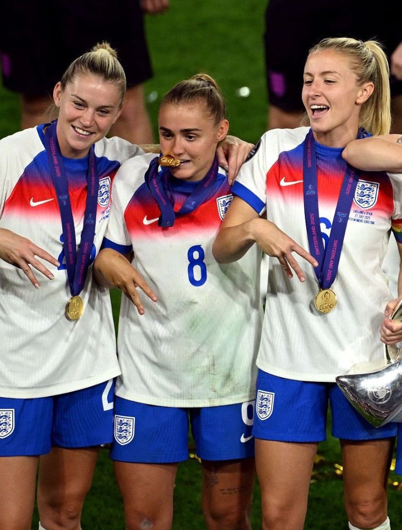 leahsawfc's tweet image. Can’t wait until we can fully say ‘that’s Arsenal’ to this photo next season 🙂‍↔️🙂‍↔️❤️