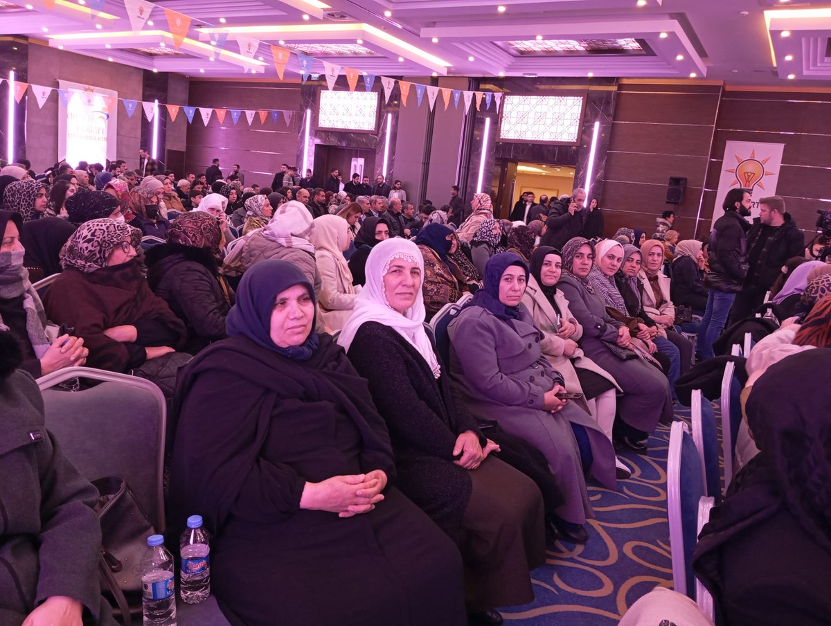 AK Parti TBMM Grup Başkanımız, Sivas Milletvekilimiz, Sn Abdullah GÜLER  konuşmacı olarak katılımda bulunduğu Genişletilmiş İl Danışma Meclisi Toplantımıza; Ak Parti Kulp ilçe teş. ve Belediye Meclis üyel. ile birlikte katılımda bulunduk.

Toplantımız hayırlara vesile olsun...