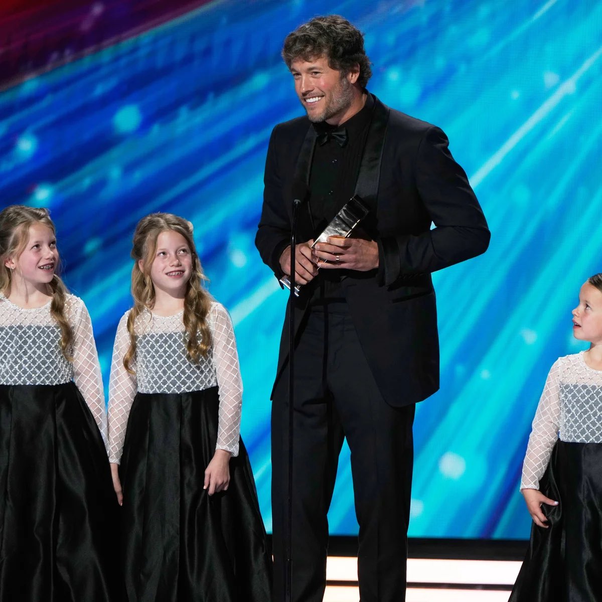 profootballwrld's tweet image. Recap of NFL Awards last night: 
-MVP Matthew Stafford
-DPOY Myles Garrett
-OPOY Jaxon Smith-Njigba
-Protector Joe Thuney
-OROY Tetairoa McMillian
-DROY Carson Schwesinger
Comeback Christian McCaffrey 
Coach Mike Vrabel
Man of the year: Bobby Wagner