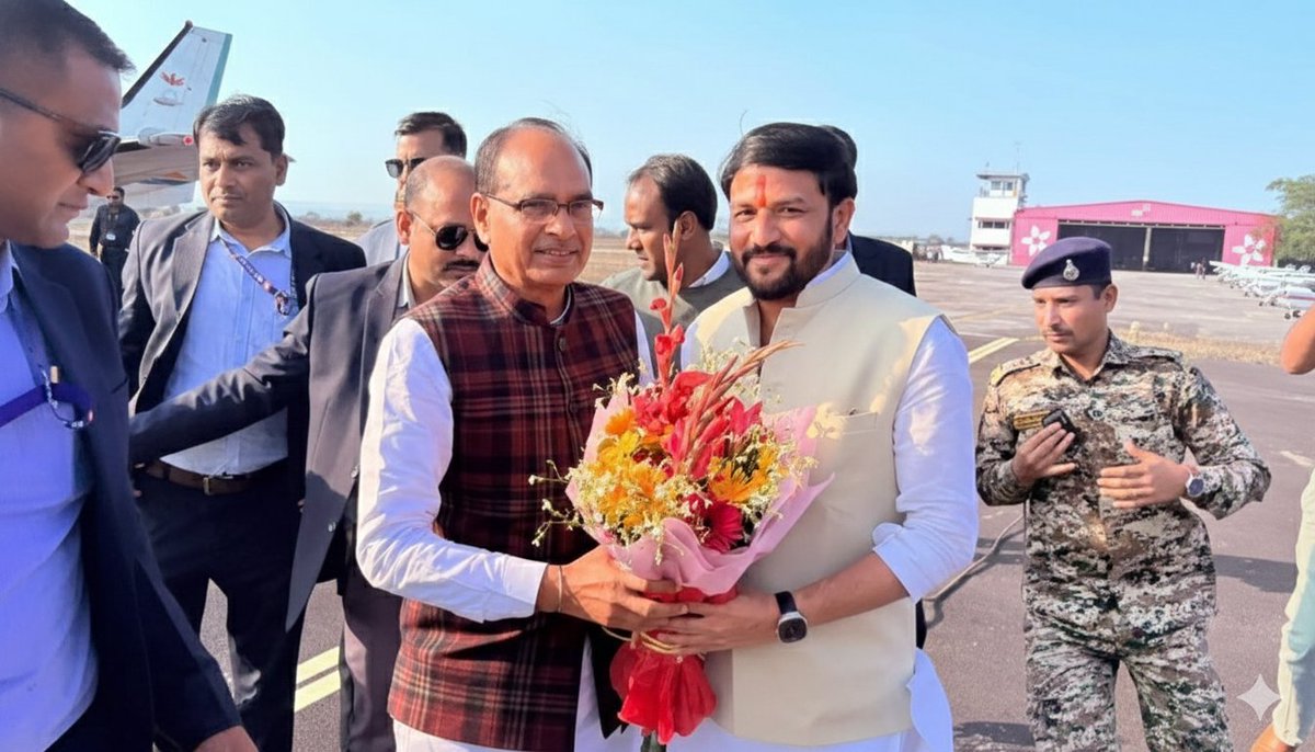 SupriyoSamarRoy's tweet photo. मध्य प्रदेश के पूर्व मुख्यमंत्री एवं केंद्रीय कृषि एवं किसान कल्याण तथा ग्रामीण विकास मंत्री आदरणीय श्री शिवराज सिंह चौहान जी के सागर आगमन पर भाजपा जिला अध्यक्ष आदरणीय भाईसाहब श्री Shyaam Tiwari जी के नेतृत्व मे ढाना हवाई पट्टी पर आत्मीय स्वागत किया गया। https://t.co/NMLXDkhifu