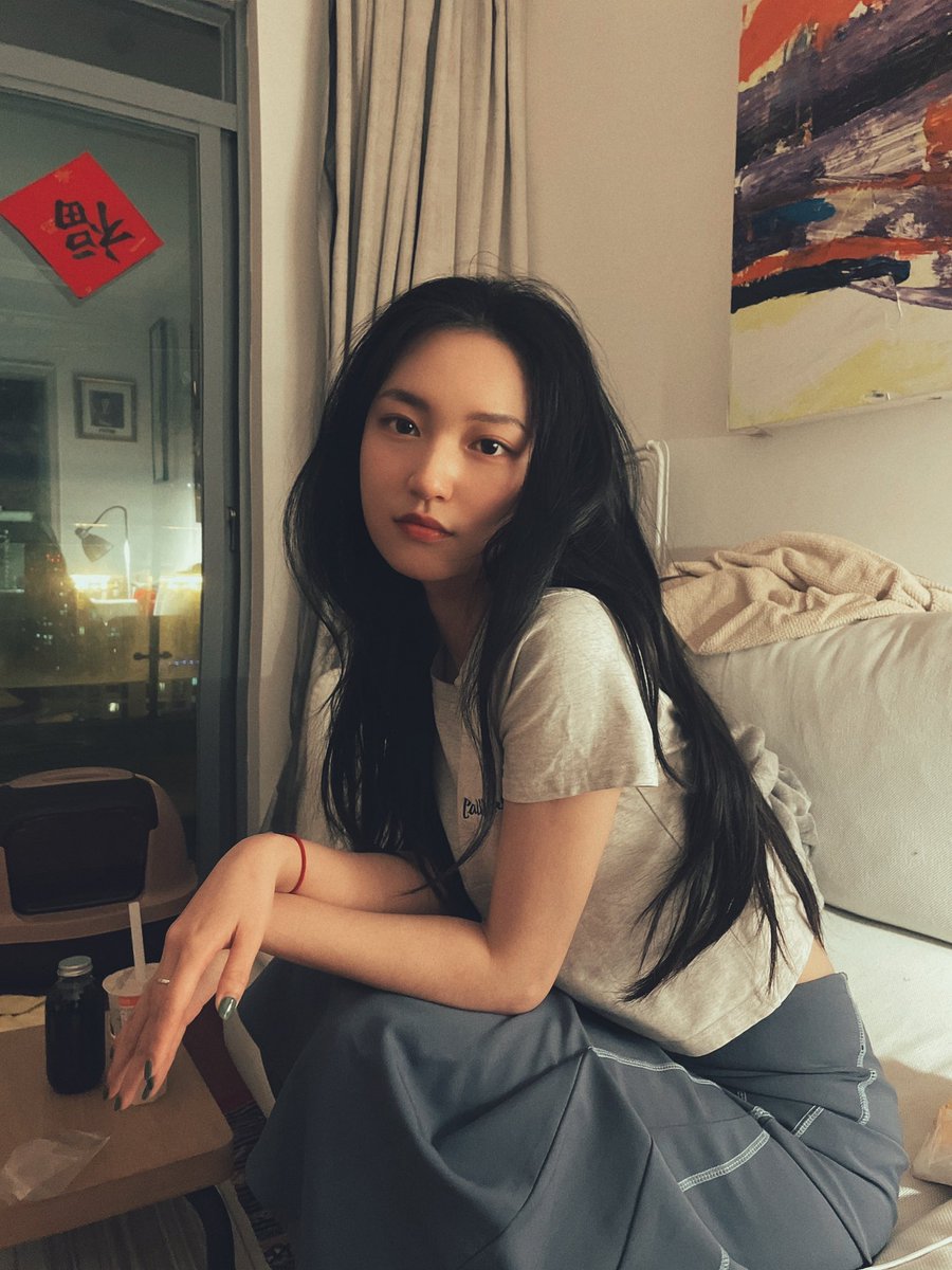 kukushui's tweet photo. 觉得后面窗框歪得有点莫名其妙 是光影的问题吗(・・?) 拉脸也不会给框拉弯成这样的 https://t.co/t95eawPswo