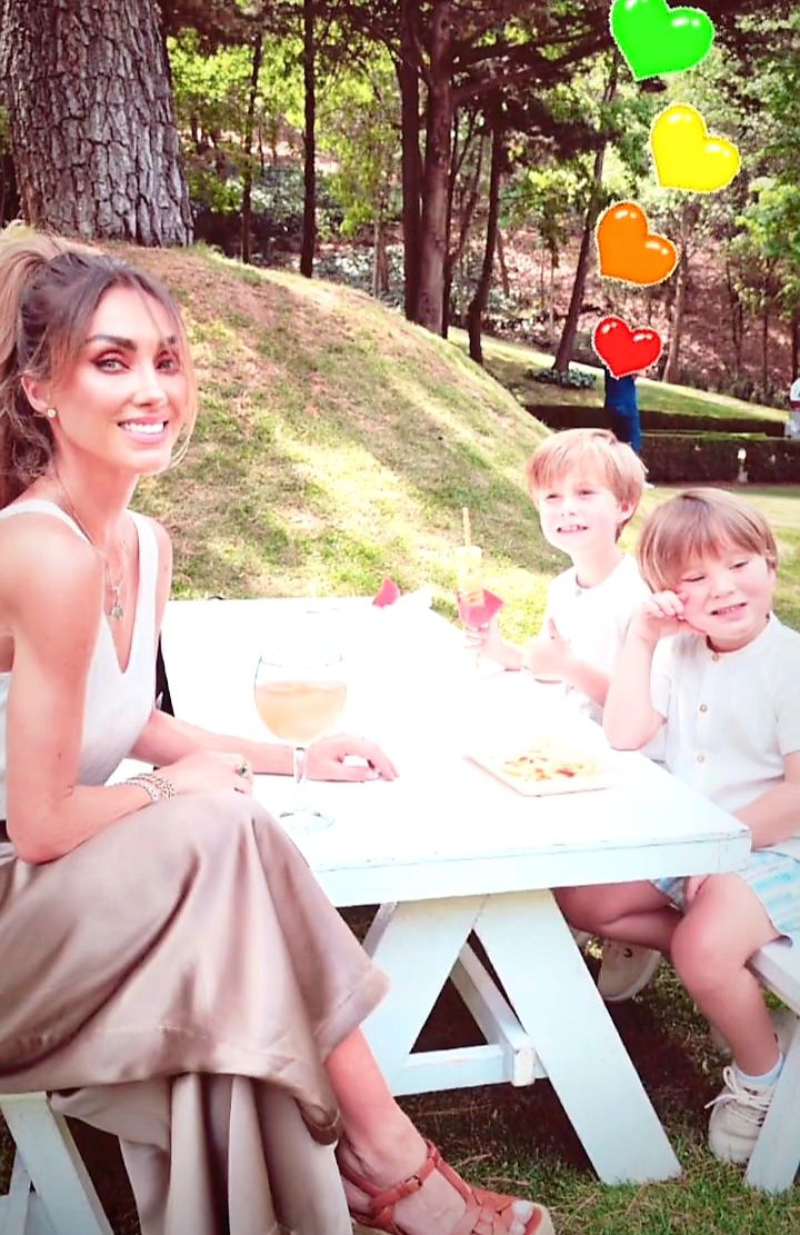 AnahiBreatheZar's tweet image. LOS AMOOOOOOOOO! ♥️🧡💛💚
@Anahi #Manu y #Emi