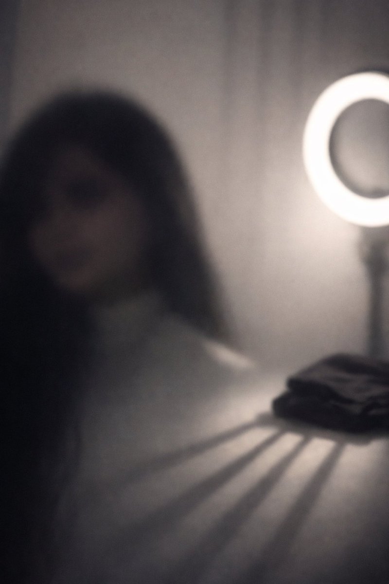 💌 رسالة الحجاب،،

📌في زمن الشهرة، بعض القرارات تُقدَّم على أنها “حرية شخصية”،
بينما هي في حقيقتها مخالفة شرعية واضحة مهما تغيّر الزمن أو تبدّل الخطاب.
📌خلع الحجاب ليس تطورًا، ولاشجاعة، ولاتحررًا،
بل معصية لا يغيّر حكمها تصفيق المتابعين ولا حملات المبررين.
📌 الخطر الحقيقي ليس