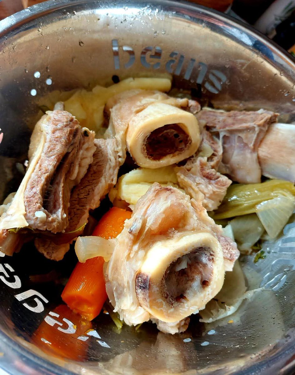 Осми закон на физиката:
Тяло, застанало пред хладилник няма намерение само да гледа.