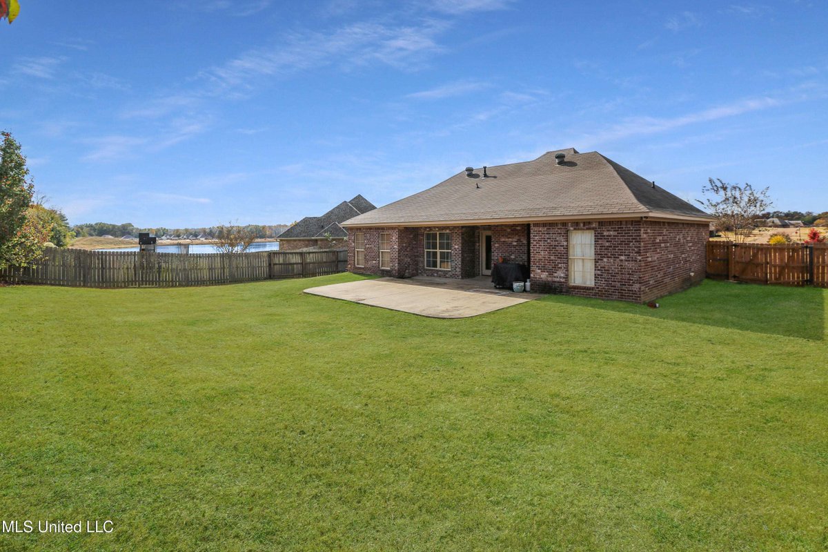 Sold_Homes_MS's tweet photo. Modern comfort meets easy living! 

Step inside 260 Rockbridge Drive and discover a move-in-ready 3BR, 2BA home in the sought-after Falls Crossing neighborhood

https://t.co/Wv1bQ2nTU0

#MadisonRealEstate #NewListing #FallsCrossing #DreamHome https://t.co/g5wWdrihOv