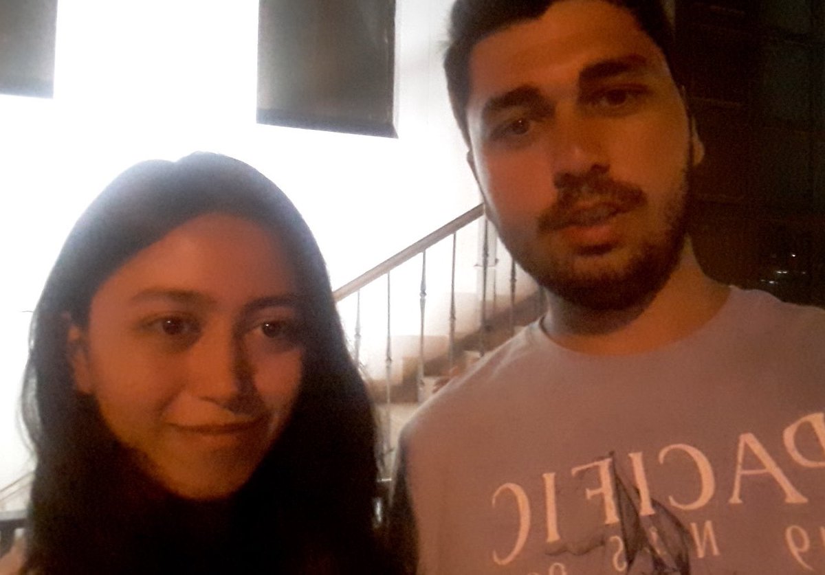 Bir abiyi kaybetmek,
sadece bir insanı kaybetmek değil.
Dayandığın omzu,
kendini güvende hissettiğin yeri kaybetmek.
Ben o günden beri
neye tutunsam yarım,
neyi hatırlasam can yakıyor.
Ama en çok yakan,
bu kaybın adaletsizliğe teslim edilmesi…
Samet benim abimdi
ve ben hala onun