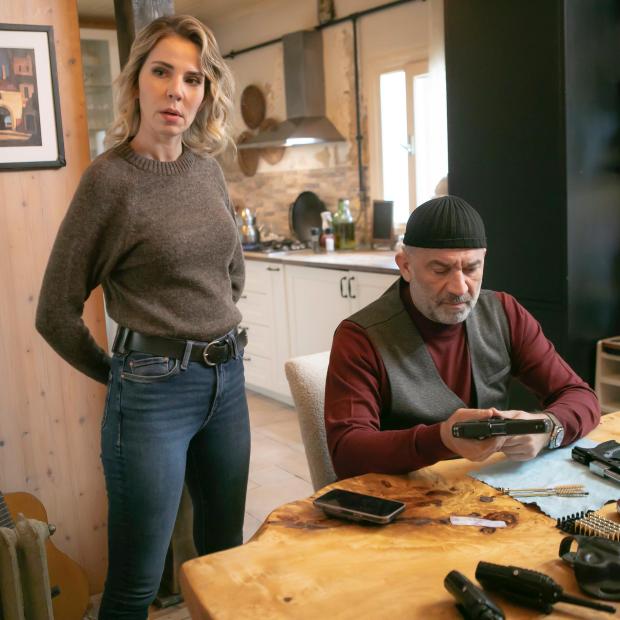 lostvivor95280's tweet photo. #ArkaSokaklar dizisinde öpüşme krizi. #SelMes çiftinin öpüşmesi bu fotoğrafdaki sahnede vardı fakat oyuncular oynamak istemedi. https://t.co/nUDtyW0c4h