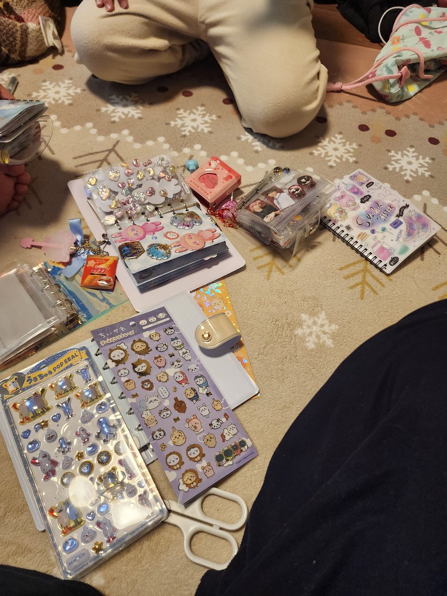naoe0807's tweet photo. おいっことめいっことシール交換しました😃
シール帳ある方交換しましょう(o・ω・o)

あとコンビニで働いてる方いたら
お聞きしたいことあります🙈

#シール帳
#たまごっち
#ちいかわ
#コンビニ https://t.co/NobmFONy6p