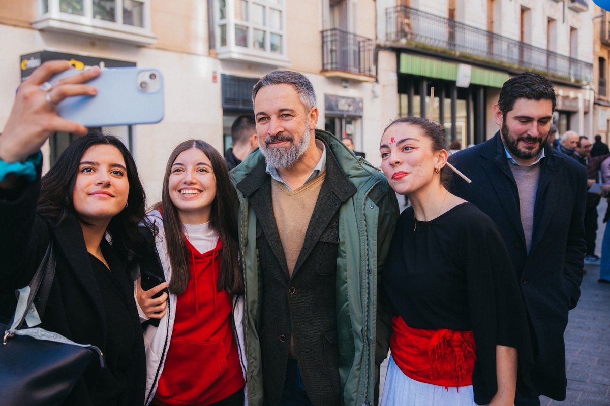 Santi_ABASCAL's tweet image. Paseo entrañable por Huesca donde hemos recibido el apoyo de mucha buena gente. #VotaSentidoComún #HUESCA