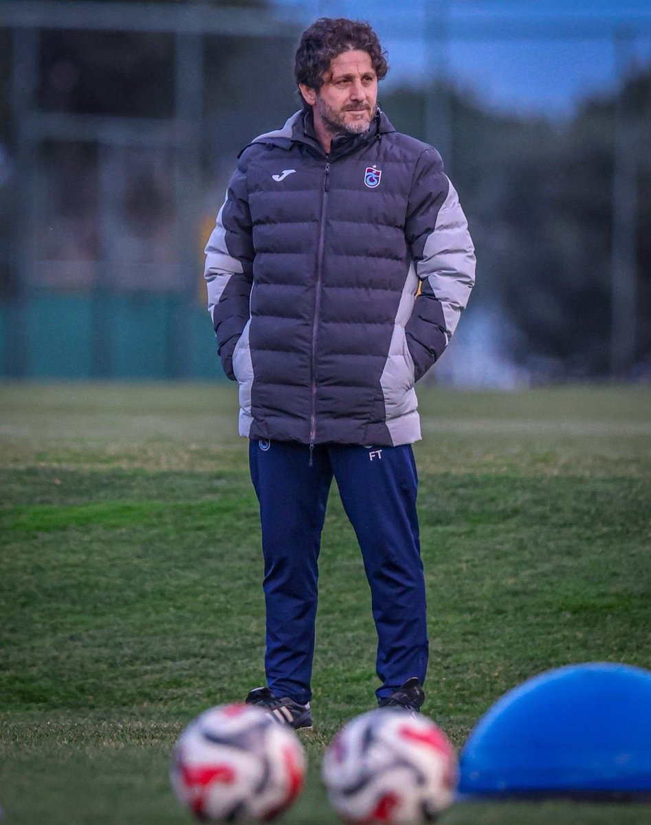 2 transfer yapmaktan aciz bu kişilerin seni içerisine soktukları durumun farkındayız. Bu saatten sonra olumlu her şey sana, olumsuz tüm aksiyonlar yönetime yazar. Yemeye çalışanlara yedirmeyeceğiz. Daima arkandayız hocam.