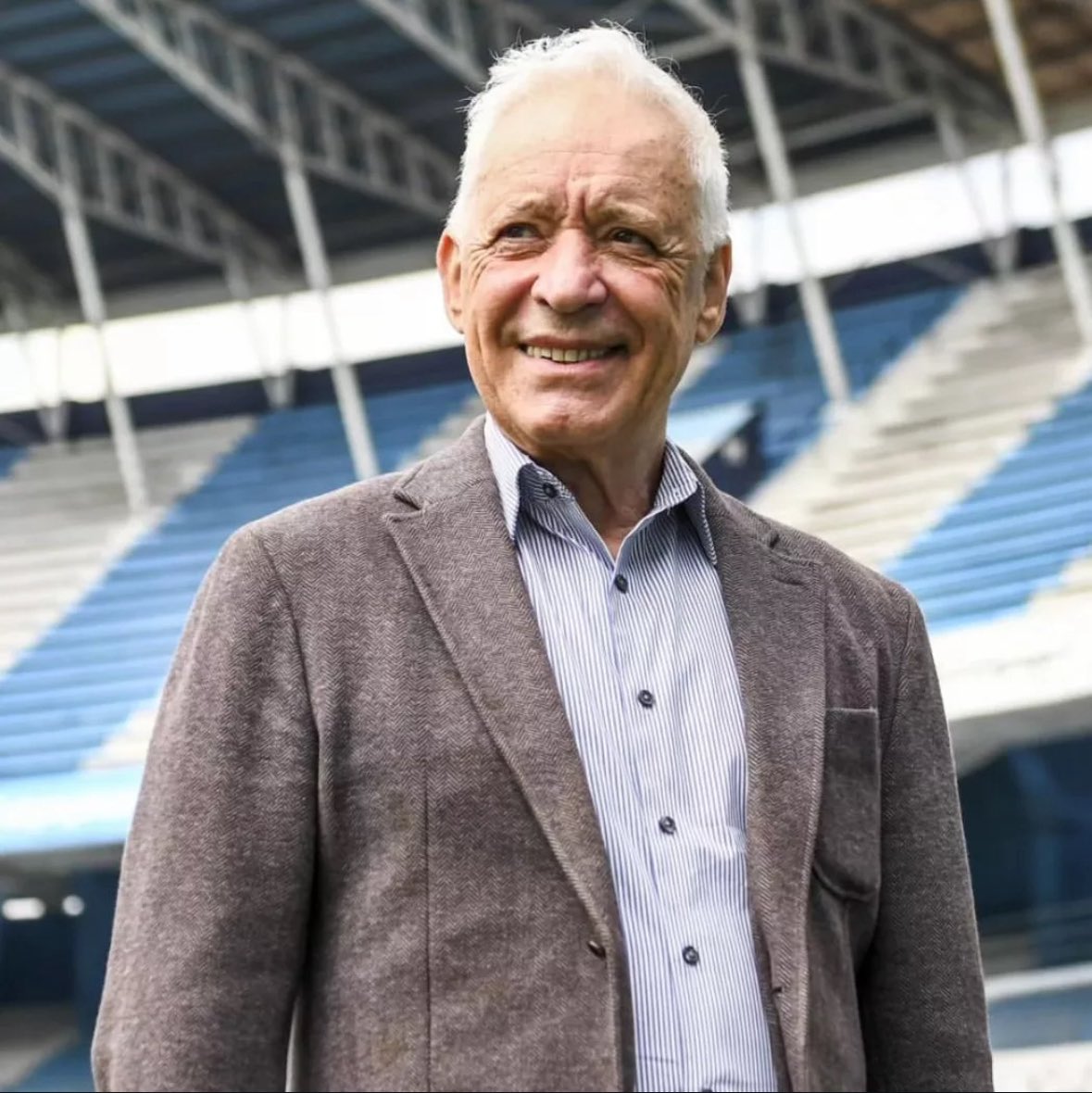 ¿Quién tomó la decisión de desplazar a Víctor Blanco de su palco? ¿Un adolescente? 

¿Su apellido es acaso mala palabra y no nos enteramos? ¿Es Lalín de la absoluta nada?

No se ve muy claro el "Todos Juntos" cuando después pasan estas cosas. Se fomenta una grieta que solamente