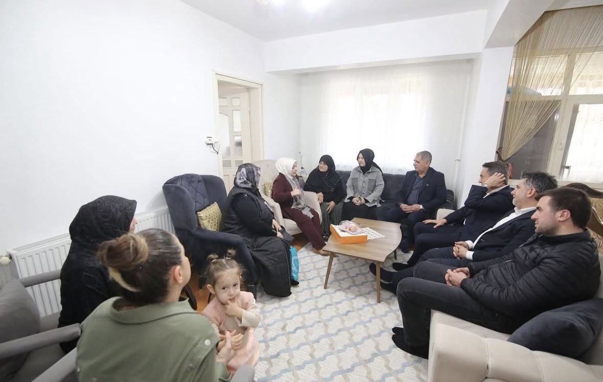 KEFEK Başkanı Değerli Milletvekilimiz Çiğdem Erdoğan ile birlikte bir dizi program için bugün Söğütlüdeydik.Belediye Başkanımız,İlçe Başkanımız ve teşkilat mensuplarımız ile birlikte ziyaretlerde bulanarak hemşehrilerimiz ile bir araya geldik. Durmak Yok Yola Devam…