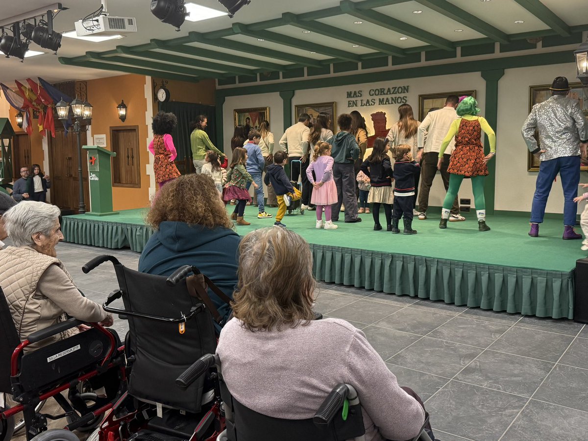 Celebramos el Día N con "Babidibu Teatro" 🥳 La fiestas de los niños y niñas que disfrutamos con sus familia en el salón Plaza San Camilo 🎉 Una tarde llena de música, baile, magia, juegos, globoflexia, burbujas, risas y una merendola con chocolate y churros ☕️🍩🍫
