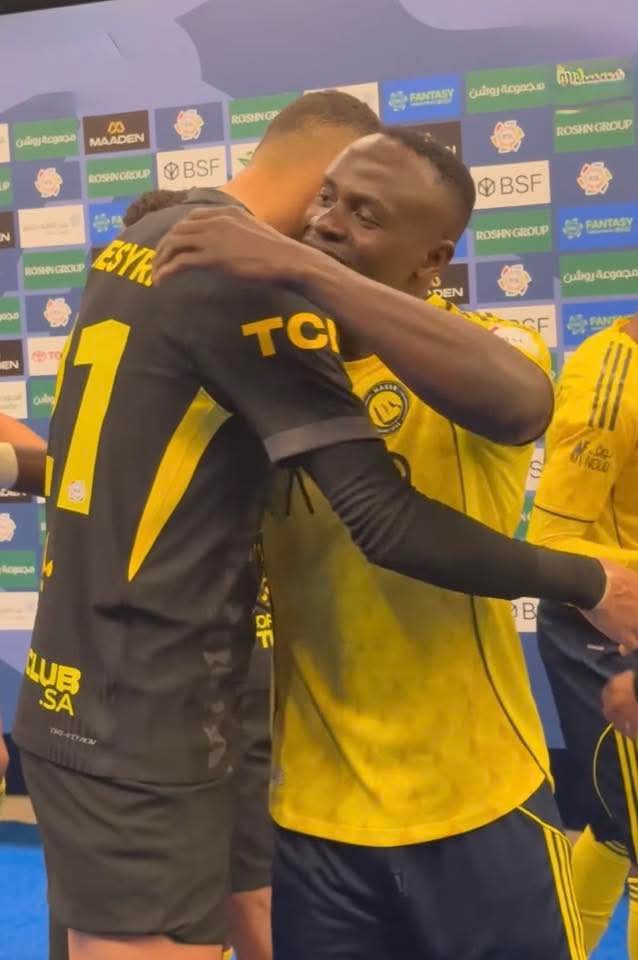 🇲🇦🫂🇸🇳 Youssef En-Nesyri et Sadio Mané avant le coup d’envoi du match Al Ittihad 🆚 Al Nassr 🔥⚽️