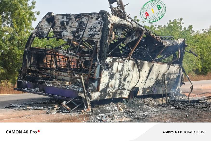 L_Activiste226's tweet image. #New226| #Burkinafaso🇧🇫⛔️‼️:

#Tuy : Deux morts dans un accident sur l’axe Houndé–Boni, un mini-bus incendié à Kari .

Deux personnes ont perdu la vie dans un grave accident de la circulation survenu sur l’axe Houndé–Boni, sur la route nationale n°1, dans la province du Tuy. Le