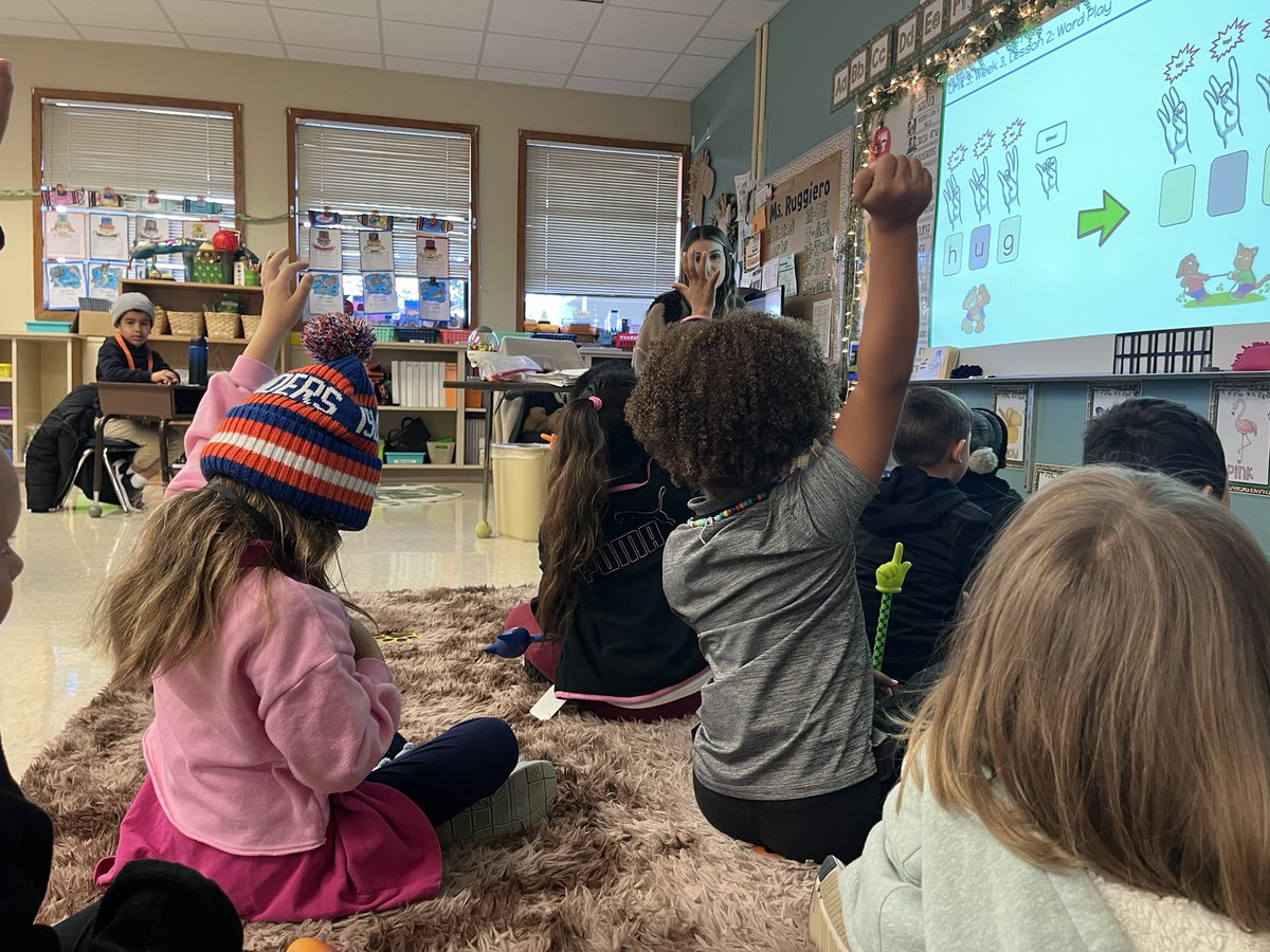 AJMicieli's tweet photo. I was able to go to Ms. Ruggiero’s class and work on some phonics with the students. 

Together, we tapped out words to find out what letter we change to create new words. 

#PositivityEmpowersSuccess https://t.co/azJB9pMDI8
